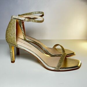 Stuart Weitzman Amelina 75 Ankle Strap Sandals in Platino Gold Fine Glitter 7